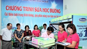 Thành viên Ban chỉ đạo chương trình sữa học đường cùng tham dự việc triển khai thực hiện trong ngày đầu tiên tại điểm trường Đoàn Thị Điểm, Quận Tân Phú, TPHCM