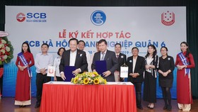 Ông Vương Chí Hòa – Phó Chủ tịch Hội Doanh nghiệp Quận 6 (bên trái) và Ông Bùi Anh Dũng – Phó TGĐ phụ trách Khối Doanh nghiệp SCB ký kết thỏa thuận hợp tác.