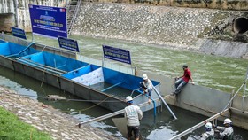 Tháo dỡ hệ thống làm sạch của Nhật Bản trên sông Tô Lịch