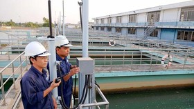 Kiểm tra độ mặn tại Nhà máy nước Tân Hiệp. Ảnh: CAO THĂNG