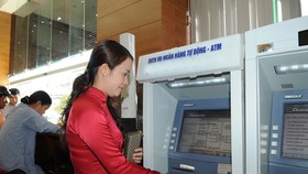 Khách hàng cần kiểm tra kỹ thông tin trước khi chuyển khoản. Ảnh: THÀNH TRÍ