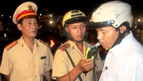 CSGT kiểm tra nồng độ cồn người điều khiển phương tiện giao thông. Ảnh: TUẤN VŨ