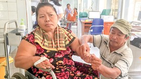 Ông Lương Sen một mình nuôi vợ tai biến trong bệnh viện suốt 7 năm nay