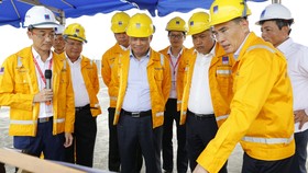 Lãnh đạo PV GAS giới thiệu dự án xây dựng kho cảng LNG Thị Vải