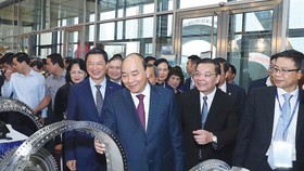 Thủ tướng Nguyễn Xuân Phúc cùng các đại biểu thăm các gian hàng trưng bày tại lễ kỷ niệm 60 năm thành lập Bộ Khoa học và Công nghệ. Ảnh: TTXVN
