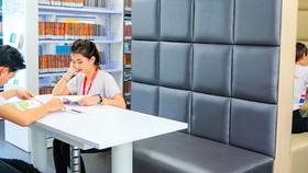 Sinh viên đọc sách tại thư viện Inspire Library của Trường ĐH Tôn Đức Thắng