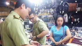 Lực lượng Quản lý thị trường TPHCM kiểm tra nguồn gốc hàng hóa tại một điểm kinh doanh