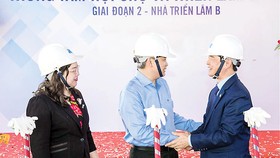 Ông Lê Viết Hải (bìa phải) - Chủ tịch HĐQT, TGĐ Tập đoàn Hòa Bình tham dự lễ Động thổ