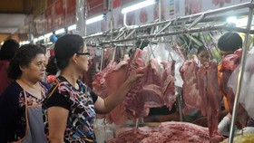 Mua thịt heo tại chợ Bến Thành. Ảnh: CAO THĂNG