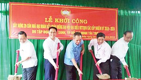 Các lãnh đạo, đại biểu tỉnh Hậu Giang và đại diện Tập đoàn Đất Xanh tại Lễ khởi công xây dựng nhà “Đại đoàn kết” tại huyện Vị Thủy, tỉnh Hậu Giang