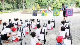 Một lớp học vẽ ngoài trời của các bé Trường Worldkids
