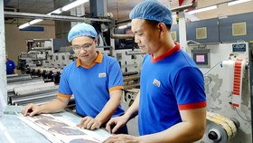 Huỳnh Ngọc Thạch (mang kính) luôn tận tình, chia sẻ kinh nghiệm công việc với đồng nghiệp