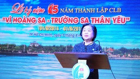 Bà Trương Mỹ Hoa (người sáng lập CLB) - Chủ tịch Quỹ học bổng Vừ A Dính phát biểu khai mạc