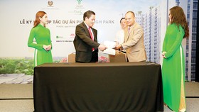 Đại diện Pi-Gruop và Liên danh Apave - Hà Đô ký kết