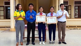 Khen thưởng 2 học sinh nhặt được của rơi tìm người trả lại