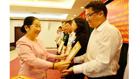 Phó Bí thư Thành ủy TPHCM Võ Thị Dung khen tặng những đơn vị làm tốt công tác chỉ đạo, xây dựng quan hệ lao động hài hòa, ổn định trong doanh nghiệp. Ảnh: VIỆT DŨNG