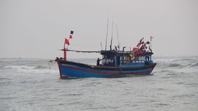 Cứu 6 ngư dân gặp nạn trên biển