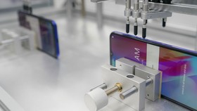 Xem những màn “tra tấn” kiểm thử chất lượng điện thoại Vsmart