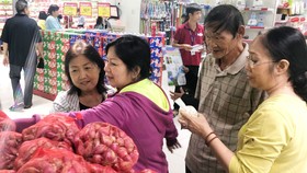 Người dân mua sắm tại Co.opmart SCA Phạm Văn Chiêu