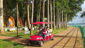 Du khách dạo chơi trên đảo Đồng Trường bằng xe điện