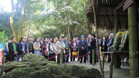Đoàn văn nghệ sĩ TPHCM nghe kể lại những ngày tháng Bác Hồ sống và làm việc tại lán Nà Lừa