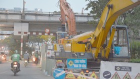 Lô cốt rào chắn tràn lan trên đường Bến Vân Đồn (quận 4)