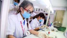 Sinh viên Trường Đại học Công nghiệp thực phẩm TPHCM thực hành tại phòng thí nghiệm