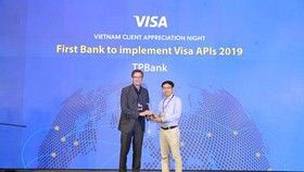 Ông Đinh Văn Chiến, Phó Tổng giám đốc TPBank nhận giải thưởng.