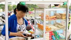 Thức ăn nhanh bày bán trước cổng trường