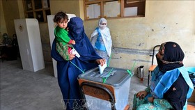 Cử tri Afghanistan bỏ phiếu tại điểm bầu cử Tổng thống ở Jalalabad ngày 28-9-2019. Ảnh: TTXVN