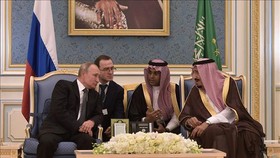Quốc vương Saudi Arabia Salman (phải) và Tổng thống Nga Vladimir Putin (trái) trong cuộc gặp tại Riyadh, Saudi Arabia, ngày 14-10-2019