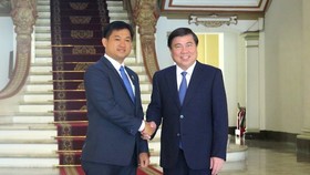 Đồng chí Nguyễn Thành Phong tiếp Tân Tổng Lãnh sự Campuchia tại TPHCM Sok Dareth. Ảnh: hcmcpv