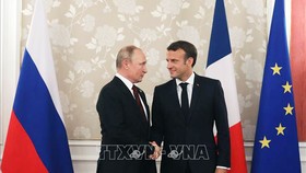 Tổng thống Nga Vladimir Putin (trái) và người đồng cấp Pháp Emmanuel Macron