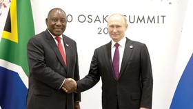 Tổng thống Nga Vladimir Putin (phải) gặp Tổng thống Nam Phi Cyril Ramaphosa bên lề Hội nghị thượng đỉnh G20 tại Nhật Bản hồi tháng 6-2019