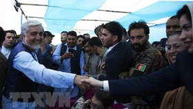 Ứng viên Tổng thống Afghanistan Abdullah Abdullah bên những người ủng hộ trong chiến dịch vận động tranh cử ở tỉnh miền Tây Herat ngày 24-9-2019. Nguồn: THX/TTXVN