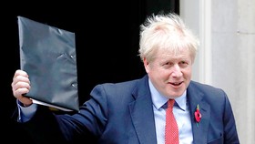 Thủ tướng Anh Boris Johnson vui mừng sau khi Hạ viện thông qua tổng tuyển cử sớm. Ảnh: AP