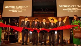 Lãnh đạo Vietcombank cắt băng khai trương Văn phòng đại diện tại New York. Ảnh: TTXVN