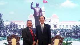Đồng chí Lê Thanh Liêm, Phó Chủ tịch Thường trực UBND Thành phố Hồ Chí Minh (phải) tiếp ông Ly Vann Hong, Đặc phái viên Chính phủ Hoàng gia, Quốc vụ khanh Bộ Thông tin Vương quốc Campuchia. Ảnh: TTXVN