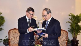 Đồng chí Nguyễn Thiện Nhân tiếp ông Boris Rhein, Chủ tịch Nghị viện bang Hessen (Cộng hòa Liên bang Đức). Ảnh: TTXVN