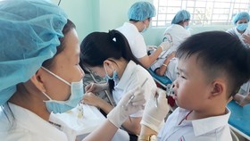 Các bác sĩ Bệnh viện Răng Hàm Mặt TPHCM đang trám răng cho các em học sinh