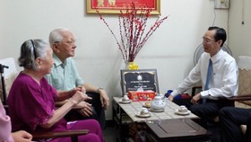 Đồng chí Lê Thanh Liêm chúc mừng Nhà giáo Võ Anh Tuấn, Nguyên Bí thư Đảng uỷ, Phó Giám đốc Sở Giáo dục Nam Bộ. Ảnh: VOH
