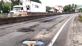 QL1A đoạn qua huyện Tuy An, tỉnh Phú Yên tái xuất hiện nhiều “ổ gà”, “ổ trâu” Ảnh: NGỌC OAI