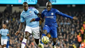 N'Golo Kante (phải, Chelsea) đi bóng trước Benjamin Mendy của Manchester City