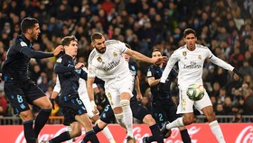 Tiền đạo Karim Benzema (số 9) ghi bàn quân bình tỷ số 1 - 1 cho Real Madrid
