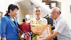 Đồng chí Phan Nguyễn Như Khuê trao Bằng khen của Thủ tướng Chính phủ tặng Anh hùng Lao động, Tiến sĩ Bùi Văn Toản