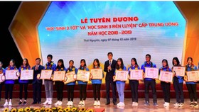 Các học sinh đạt danh hiệu "Học sinh 3 tốt" cấp trung ương năm học 2018-2019 nhận Bằng khen của Trung ương Đoàn Thanh niên Cộng sản Hồ Chí Minh. Ảnh: Hanoimoi
