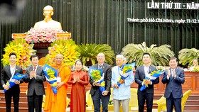 Chủ tịch UBND TPHCM Nguyễn Thành Phong và Phó Bí thư Thành ủy TPHCM Võ Thị Dung với các cá nhân tiêu biểu tham gia giao lưu tại đại hội. Ảnh: NGUYỄN NHÂN
