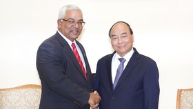 Thủ tướng Chính phủ Nguyễn Xuân Phúc tiếp Bộ trưởng Tư pháp Cuba Oscar Manuel Silvera Martínez. Ảnh: VGP