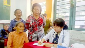 Bác sĩ Bệnh viện Nguyễn Tri Phương khám bệnh cho người dân