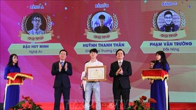Đồng chí Võ Văn Thưởng, Ủy viên Bộ Chính trị, Bí thư Trung ương Đảng, Trưởng Ban Tuyên giáo Trung ương cùng Bộ trưởng Bộ Giáo dục và Đào tạo Phùng Xuân Nhạ trao giải Nhất cho thí sinh đạt giải. Ảnh: TTXVN